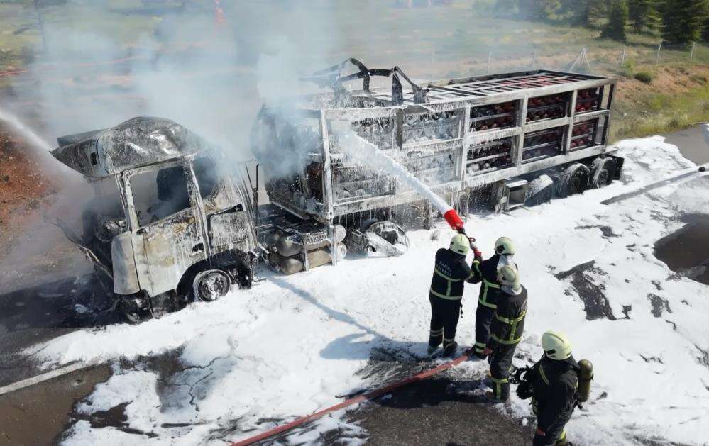 Aksaray’da doğalgaz yüklü TIR bomba gibi patladı! Korku dolu anlar kamerada 21